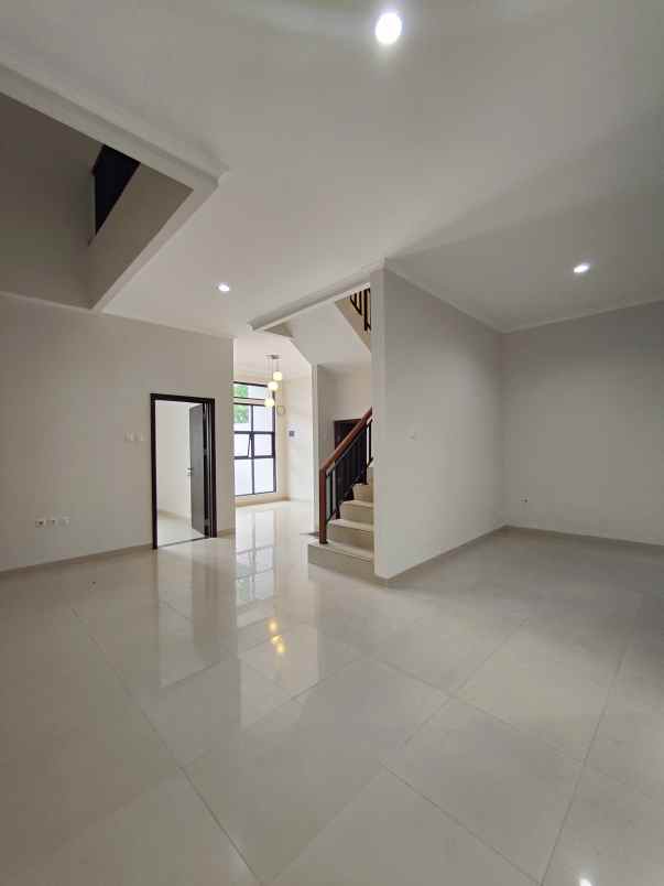 rumah baru full renovasi lokasi strategis siap huni
