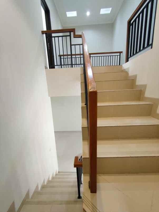 rumah baru full renovasi lokasi strategis siap huni