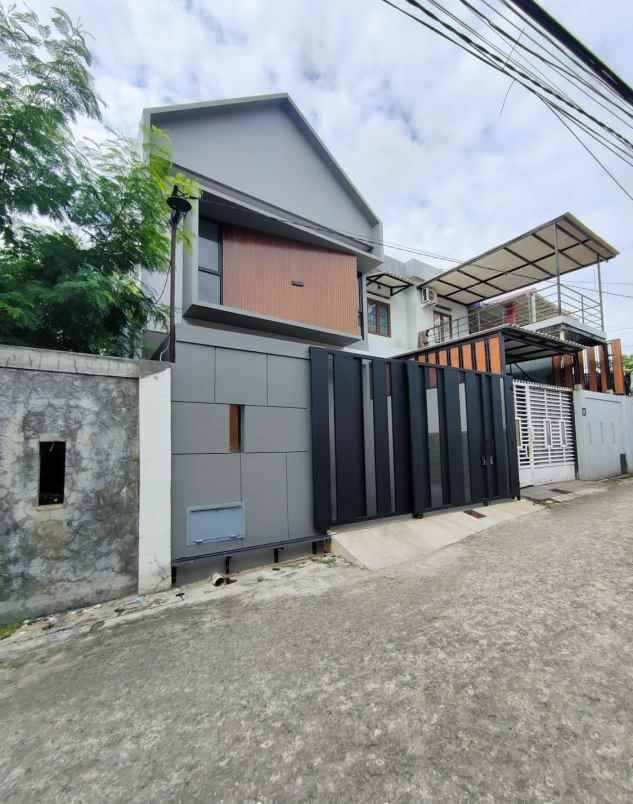 rumah baru full renovasi lokasi strategis siap huni
