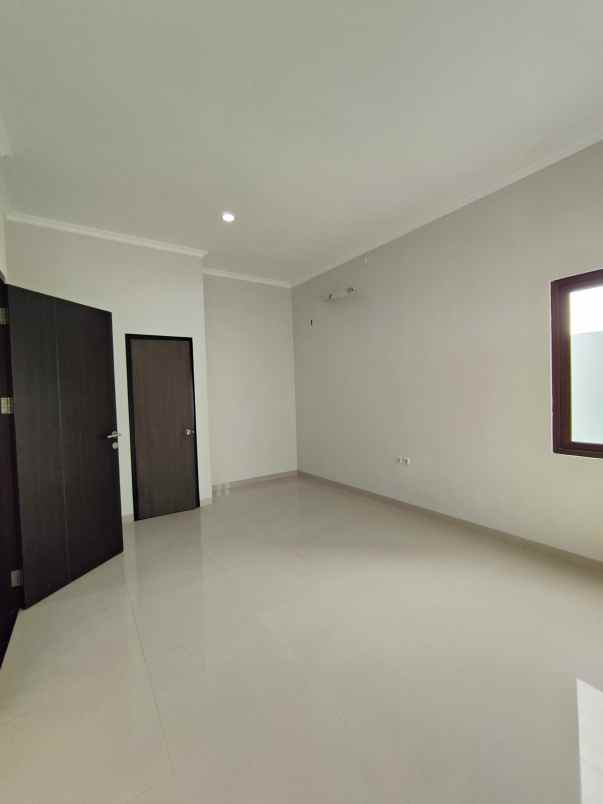 rumah baru full renovasi lokasi strategis siap huni