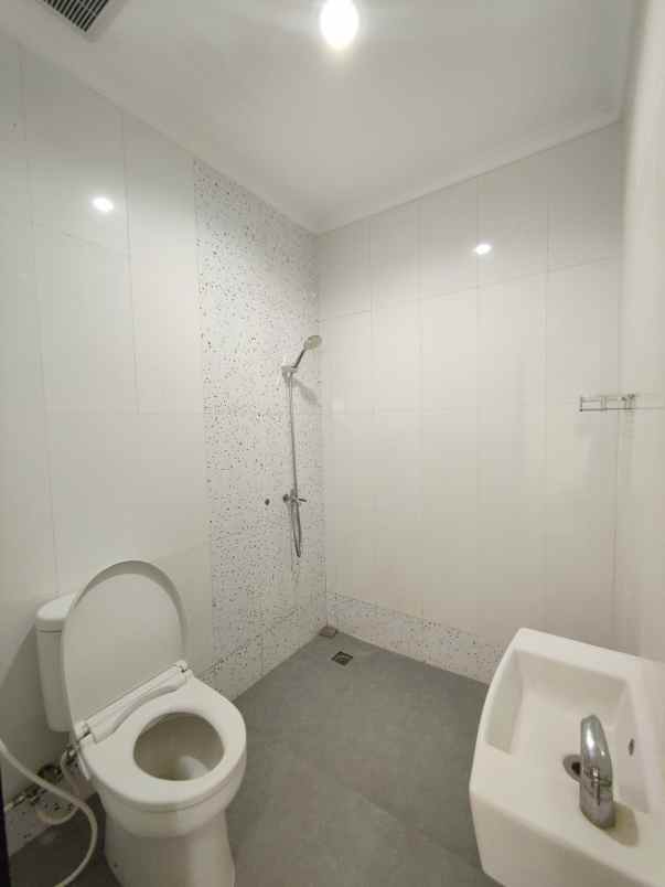 rumah baru full renovasi lokasi strategis siap huni