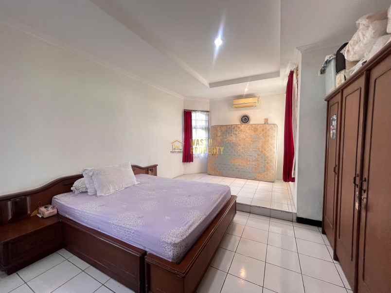 rumah besar lokasi premium pinggir jalan purwomartani