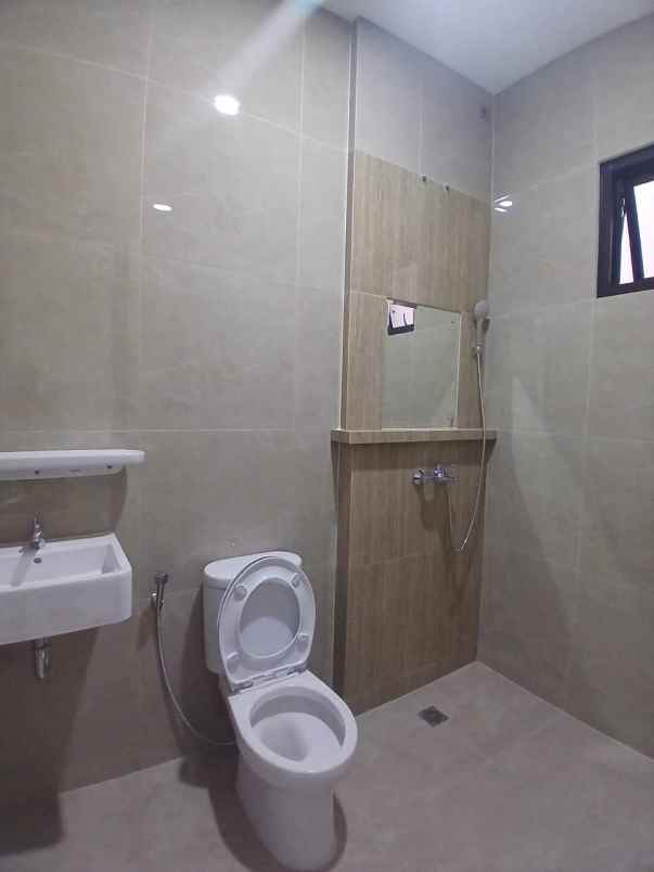 rumah cluster 2 kantai ada rooftop di mampang depok