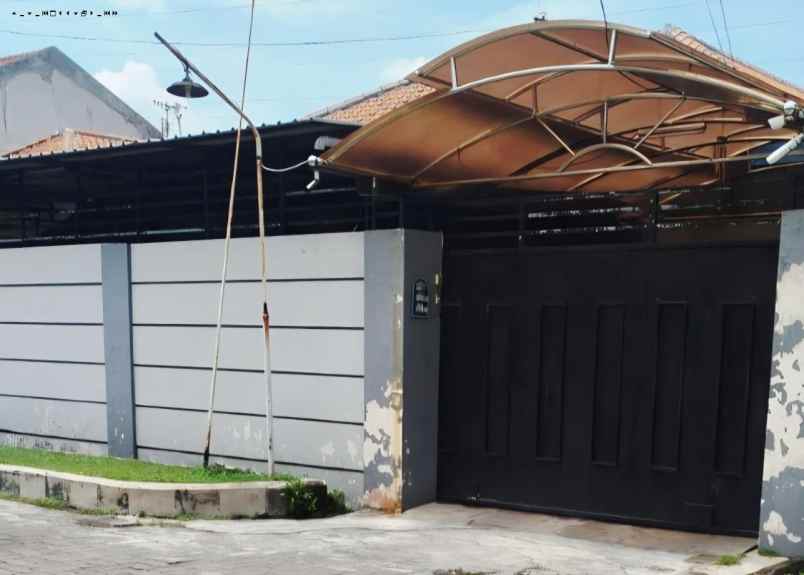 rumah di dharmahusada utara row jalan 3 mobil