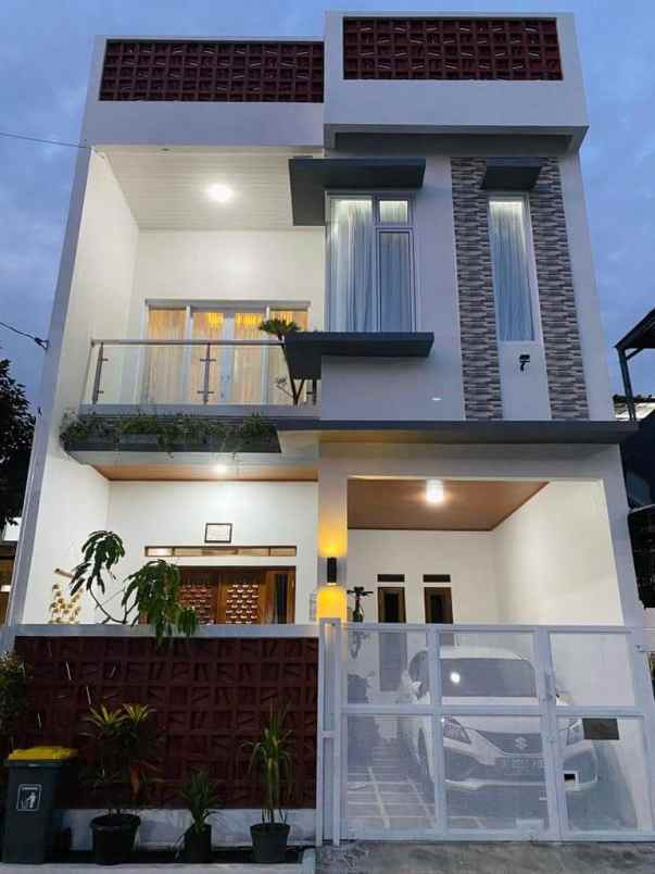 Rumah Full Furnished 3 Lantai Dekat Pemda Cibinong Shm