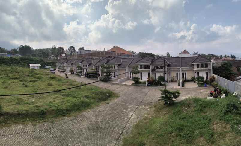 rumah konsep villa lokasi di batu malang