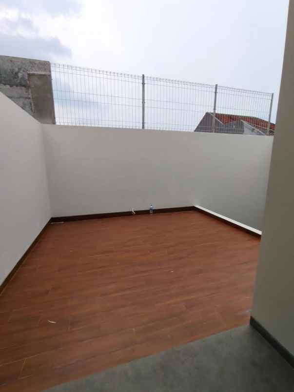 rumah manyar hadap selatan