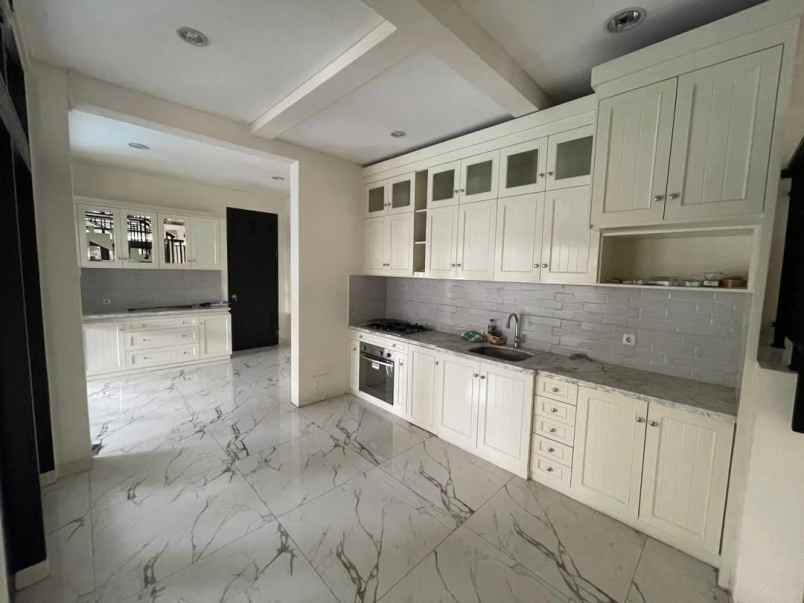 rumah mewah 2 lt jl malang menteng jakarta pusat