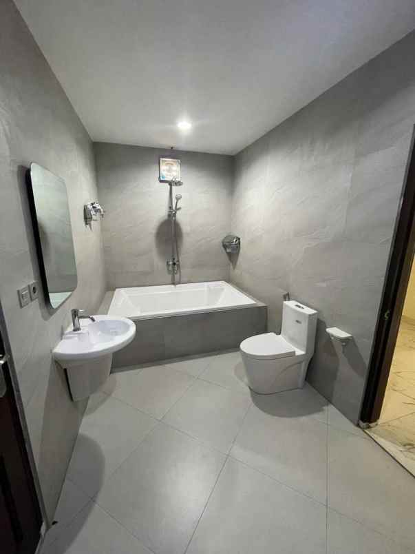 rumah mewah 2 lt jl malang menteng jakarta pusat