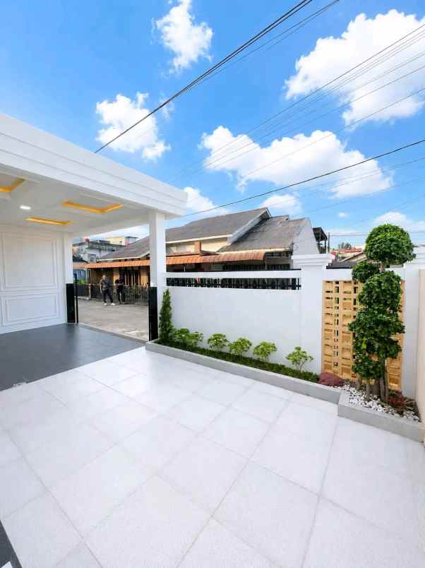 rumah mewah dekat gerbang toll