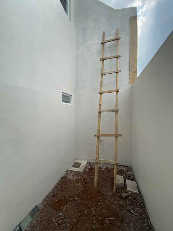 rumah mewah dua lantai dekat undip daerah mulawarman