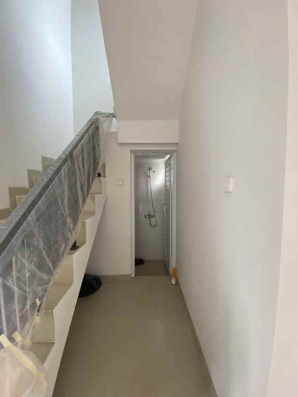 rumah mewah dua lantai dekat undip daerah mulawarman