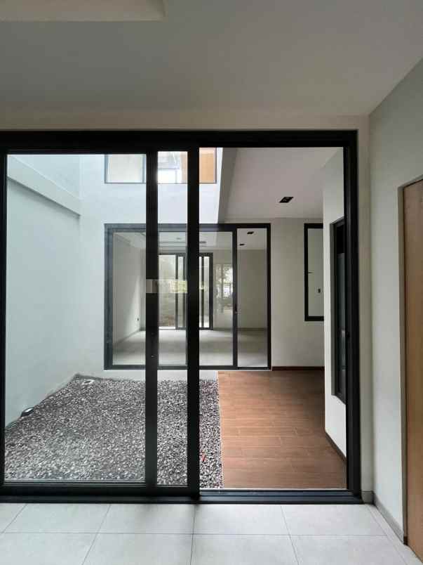 rumah modern minimalis 2lti dalam komplek dekat tol