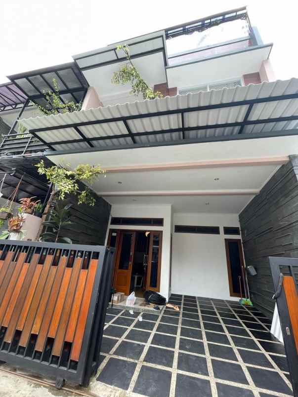 rumah modern minimalis 3 lantai perum bukit sariwangi