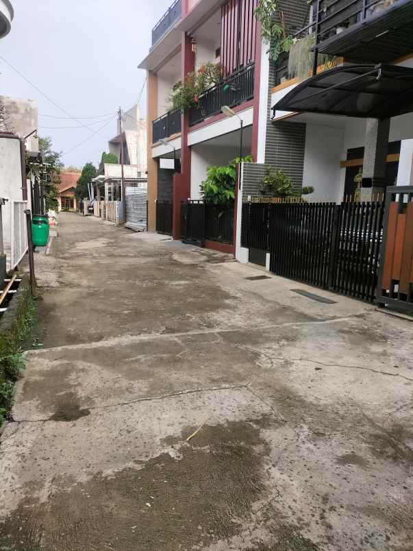 rumah modern minimalis 3 lantai perum bukit sariwangi