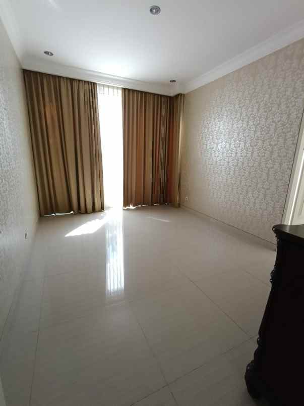 rumah pakuwon indah cluster la riz wood