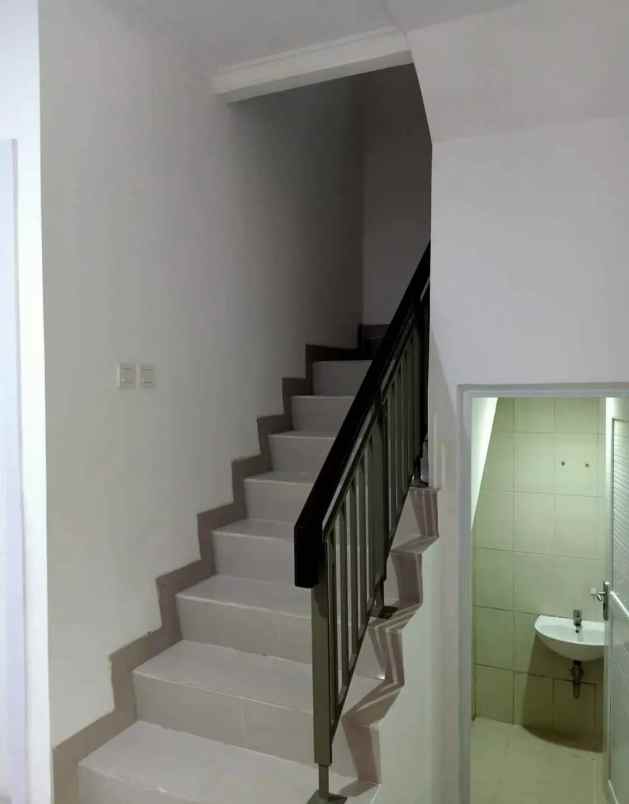 rumah paramount village semarang barat