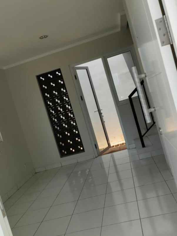 rumah strategis parkir leluasa di summarecon