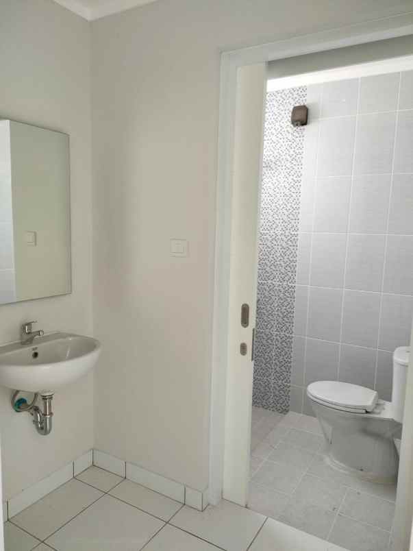 rumah strategis parkir leluasa di summarecon