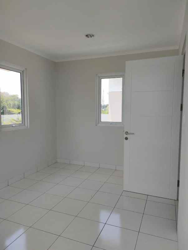 rumah strategis parkir leluasa di summarecon