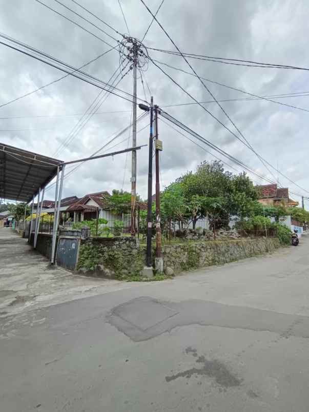 tanah pekarangan di kaliurang km 10 dekat sekolah bias