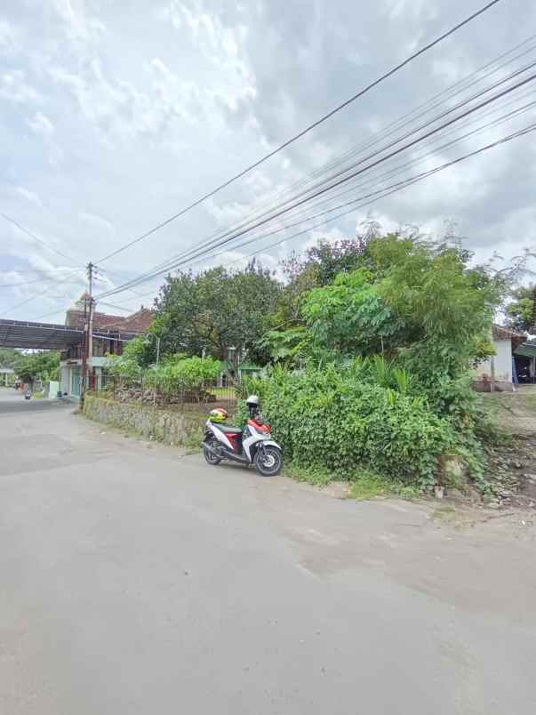 tanah pekarangan di kaliurang km 10 dekat sekolah bias