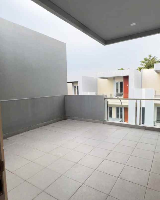 townhouse 3 lantai siap huni dekat tol krukut depok