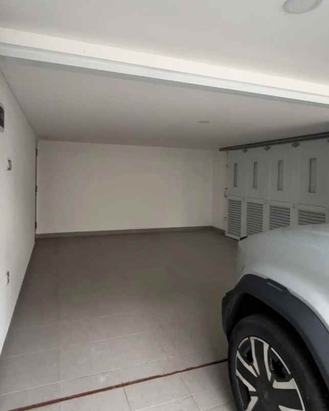 townhouse 3 lantai siap huni dekat tol krukut depok