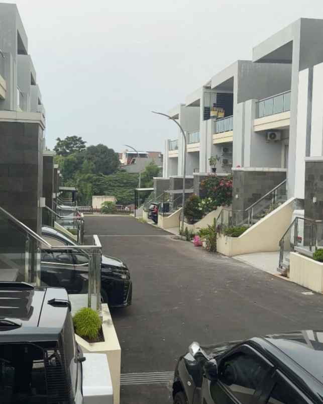 townhouse 3 lantai siap huni dekat tol krukut depok