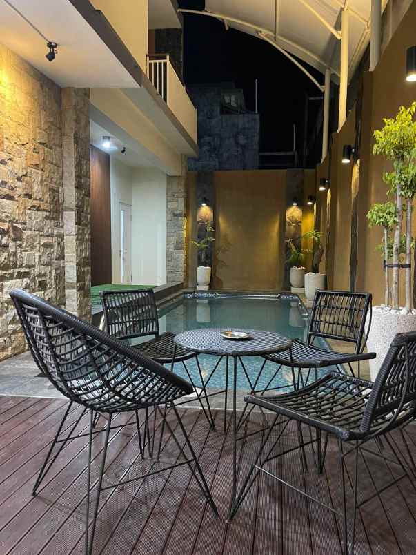 villa dekat alun alun kota batu