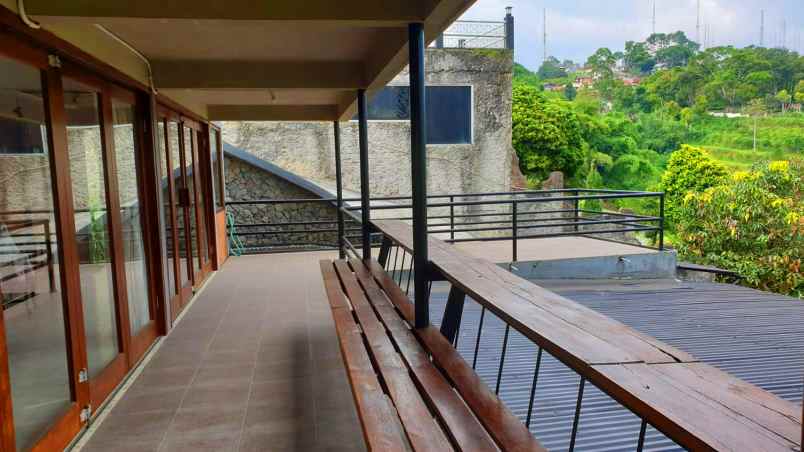 villa gaya industrial di ciumbuleuit view kota bandung