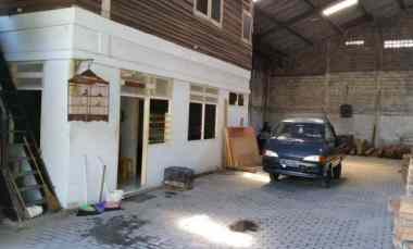 dijual gudang ex kayu siap huni baratajaya