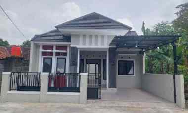Rumah Cantik Modern dekat Jalan Raya Joja Solo di Kalasan