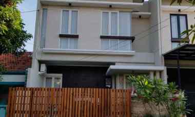 dijual rumah 2 lantai siap huni lokasi di rungkut asri