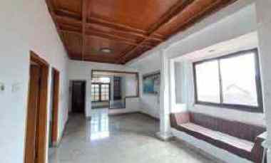 dijual rumah 2 lantai terletak di tengah kota denpasar