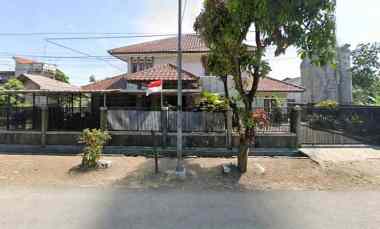Rumah Klasik Tropis Carport Luas Super Strategis di Arcamanik Bandung