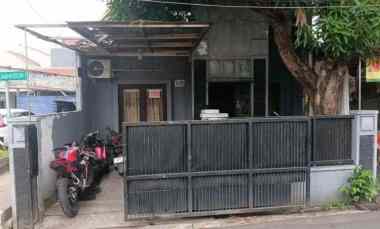 dijual rumah bagus pinggir jalan raya strategis