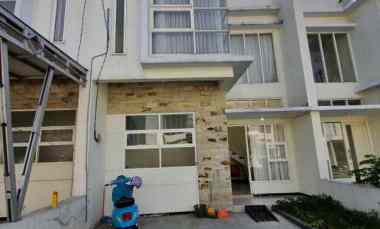 dijual rumah baru dan terawat belakang umm malang