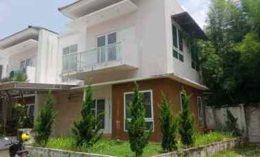 dijual rumah cirendeu