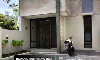 dijual rumah dekat stadion