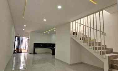 dijual rumah di kavling dki meruya