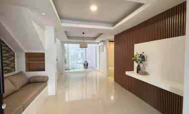 Dian Istana Baru Gress Semi Furnished dekat Wiyung, Graha Famili