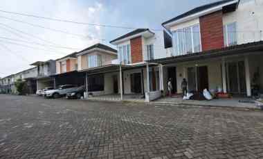dijual rumah evergreen de parc