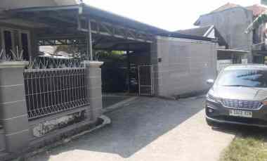 dijual rumah gg waru