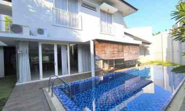 Dijual Rumah Graha FAMILI, Surabaya Barat Full Furnish Swimming Pool