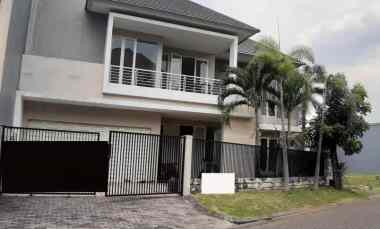 dijual rumah graha family babatan kec