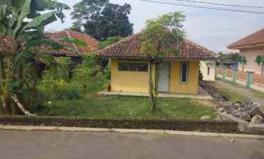 dijual rumah halaman luas pinggir jl desa