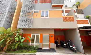 Rumah Baru 2 Lt Lokasi Strategis Asri di Jagakarsa Jakarta Selatan