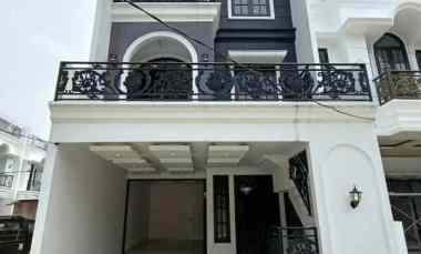 Rumah Baru Design Klasik dalam Cluster di Jagakarsa Jaksel