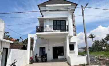 Rumah 2 Lantai Lokasi Perumahan Poros Jalan Raya Kepuharjo Karangploso